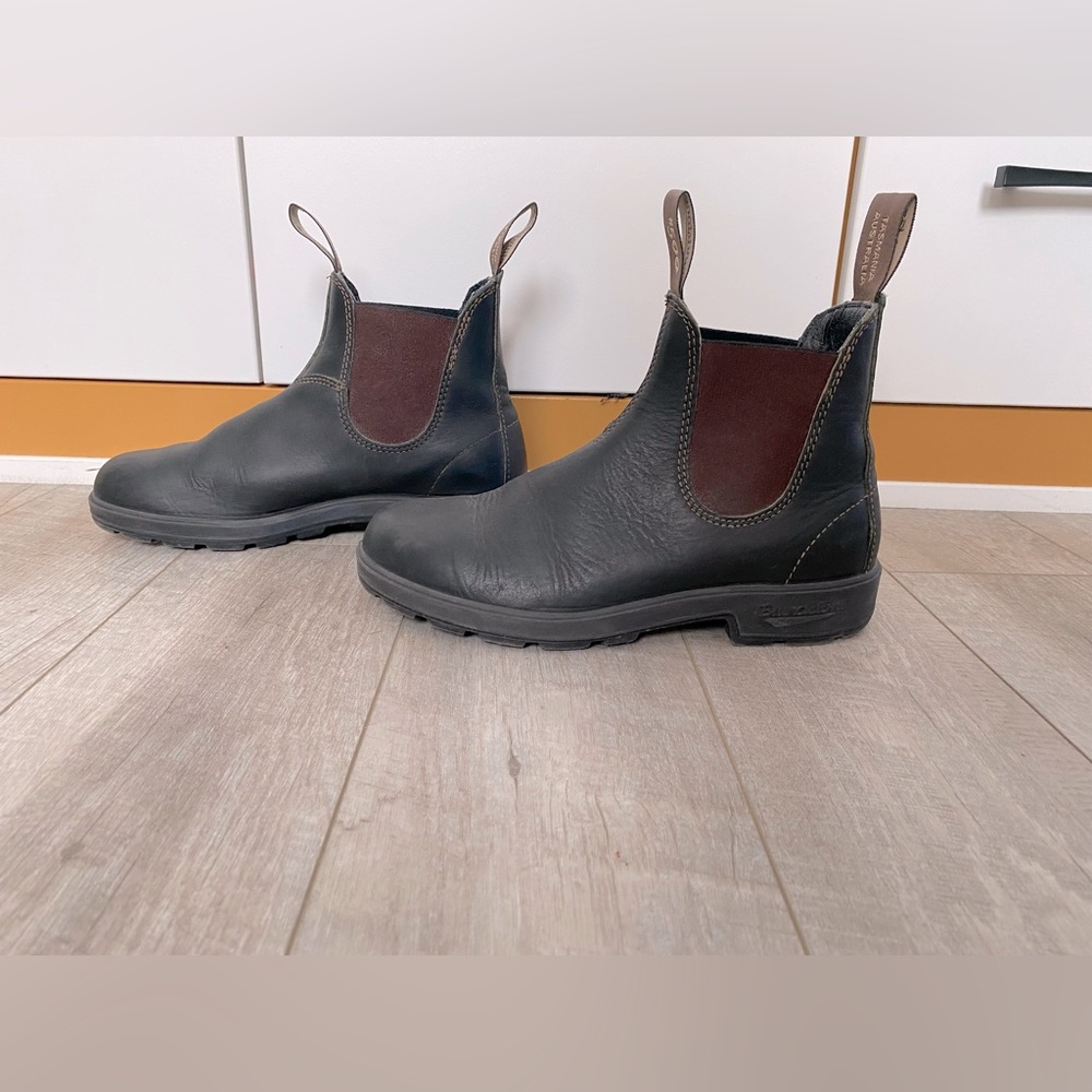 Blundstone-Original #500 Stout Brown, women’s 9, men’s 7. Worn once! $180 🙂